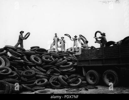 267 StateLibQld 1 47148 pneumatici su una discarica a un esercito salvage depot, 1942 Foto Stock