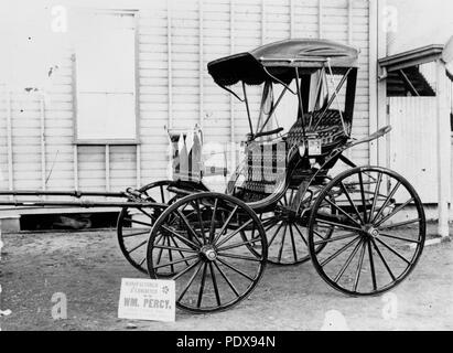 275 StateLibQld 1 86212 Carrello con tappezzeria in pelle al di fuori delle torri Carrello Opere, Charters Towers, ca. 1910 Foto Stock