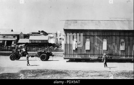 275 StateLibQld 1 88544 San Giacomo Chiesa Presbiteriana in movimento in Bowen, 1936 Foto Stock