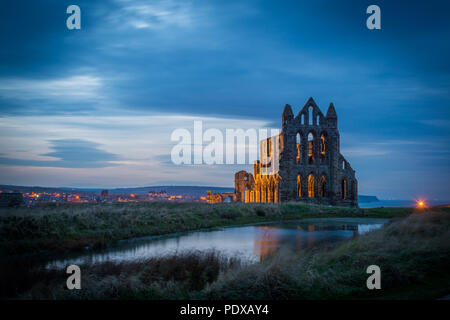 Whitby Abbey di notte, North Yorkshire, Regno Unito Foto Stock