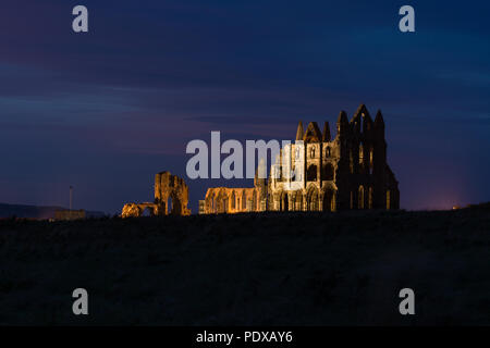 Whitby Abbey di notte, North Yorkshire, Regno Unito Foto Stock
