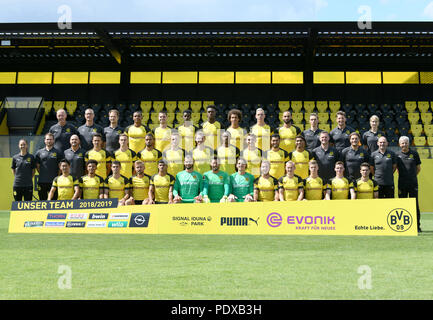 10 agosto 2018, Germania, Dortmund: Calcio, Bundesliga, sessione fotografica Borussia Dortmund per la stagione 2018/19 sul terreno di formazione: il team ufficiale foto. Top (L-R): Frank Graefen, Olaf Wehmer, Markus Braun, Manuel Akanji, Julian Weigl, Alexander Isak, Dan-Axl Zagadou, Axel Witsel, Marius Wolf, mer Toprak Florian Wangler, Andreas Beck, Anke Steffen. In medio (L-R): Swantje Thomssen, Thorben Voeste, Thomas Zetzmann, Thomas Delaney, Jacob Bruun Larsen, Jeremy Toljan, Marco Reus, Lukasz Piszczek, Abdou Diallo, Massimiliano Philipp, Nuri Sahin, Achraf Hakimi, Matthias Kleinsteiber, Edin Te Foto Stock