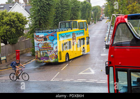 Bournemouth Dorset, Regno Unito. 10 ago 2018. Regno Unito: meteo piogge pesanti piogge a Bournemouth con forti raffiche di vento - non il giorno per essere sulla parte superiore di una sommità aperta autobus! Credito: Carolyn Jenkins/Alamy Live News Foto Stock