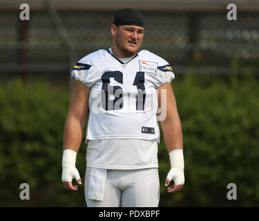 Agosto 09, 2018 Costa Mesa, CA...Los Angeles Chargers center Scott Quessenberry #61 durante il Los Angeles Chargers Training Camp in Costa Mesa, CA il 09 agosto 2018. Foto di Jevone Moore Foto Stock