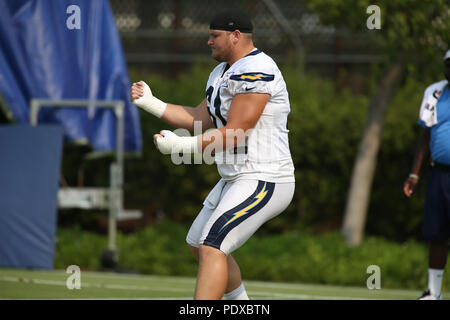 Agosto 09, 2018 Costa Mesa, CA...Los Angeles Chargers center Scott Quessenberry #61 durante il Los Angeles Chargers Training Camp in Costa Mesa, CA il 09 agosto 2018. Foto di Jevone Moore Foto Stock