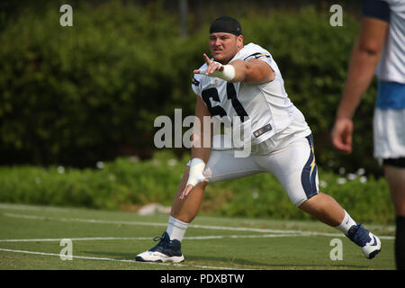 Agosto 09, 2018 Costa Mesa, CA...Los Angeles Chargers center Scott Quessenberry #61 durante il Los Angeles Chargers Training Camp in Costa Mesa, CA il 09 agosto 2018. Foto di Jevone Moore Foto Stock