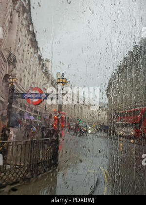 Regents Street. Londra. Regno Unito 10 ago 2018 - Vista del London Regent Street attraverso una finestra di bus durante la pioggia pesante nel centro di Londra. Roamwithrakhee credito /Alamy Live News Foto Stock