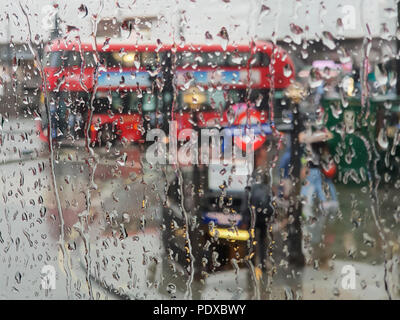 Regents Street. Londra. Regno Unito 10 ago 2018 - Vista del London Regent Street attraverso una finestra di bus durante la pioggia pesante nel centro di Londra. Roamwithrakhee credito /Alamy Live News Foto Stock