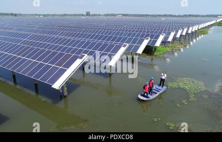 Tianchan, Cina. 10 Ago, 2018. Energia fotovoltaica stazioni può essere visto presso il laghetto di pesci in Tianchang, est cinese della provincia di Anhui. Il governo locale compie sforzi per combinare il pesce industria di allevamento con potenza PV industria, che migliora il reddito degli agricoltori locali. Credito: SIPA Asia/ZUMA filo/Alamy Live News Foto Stock