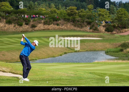 Gleneagles, Scotland, Regno Unito; 10 Agosto, 2018. La terza giornata dei Campionati Europei 2018 concorrenza a Gleneagles. Uomini e Donne Squadra campionati Round Robin Stadio di Gruppo. Quattro Ball gioca match formato. Nella foto; Islanda Birgir Hafthorsson approccio riproduce al 9 verde nella partita contro la Norvegia. Credito: Iain Masterton/Alamy Live News Foto Stock