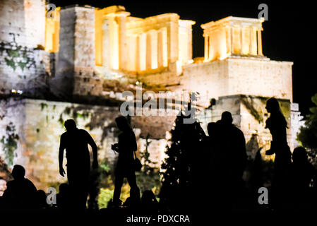Atene, Grecia. Il 9 agosto, 2018. Il turista a godere la vista Dal areopago collina accanto alla Acropoli.Atene è la capitale della Grecia e aveva una popolazione di oltre 650.000 nel 2017. La città è situata nella parte meridionale del paese. Credito: Omar Marques/SOPA Immagini/ZUMA filo/Alamy Live News Foto Stock