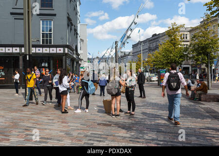 Cork, Irlanda. Il 9 agosto, 2018. La città di Cork al sole. Vi era una grande atmosfera in Cork City oggi con temperature che raggiungono i 18 gradi. Così come la riduzione del prezzo del parcheggio è aumentata la quantità di persone. La recentemente introdotto misure intorno a mezzi pubblici della città sono state contribuendo anche alla congestione delle persone. La quantità di pepple shopping, godendo il calore e l'ascolto di tanti street preformers sparsi per la città è stata decisamente migliorata mediante il nuovo divieto auto sulla strada. Credito: Damian Coleman/Alamy Live News. Foto Stock