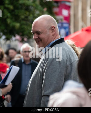 Edinburgh, Regno Unito - 10 agosto 2018: comico Dara O'Briain visto godendo di artisti di strada come vaga nella folla al Festival di Edimburgo Credito: Roger Utting/Alamy Live News Foto Stock