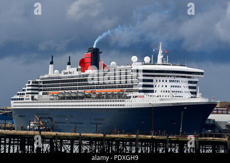 Southampton, Regno Unito, 10 agosto 2018. Cunard 's flag ship e un vero ocean liner Queen Mary 2, arrivare a vapore fino a Southampton Docks per la sua partenza stasera lungo con Cunard Line e la sorella di navi Queen Victoria e Elizabeth 2.(QE2) .Credit Gary Blake /Alamy Live Foto Stock