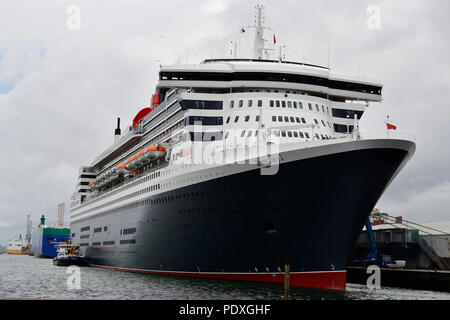 Southampton, Regno Unito, 10 agosto 2018. Queen Mary 2, a Southampton Docks ottenere pronto per la sua partenza stasera lungo con Cunard Line e la sorella di navi Queen Victoria e Elizabeth 2.(QE2) al credito Gary Blake /Alamy Live Foto Stock