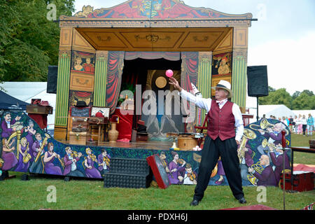 Signor Alexander's show itinerante a Shrewsbury Flower Show UK 10/8/18. Mago Credito: Susie Kearley/Alamy Live News Foto Stock