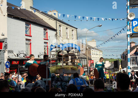 Re Puck la capra selvatica sta portando alla costruzione emblematica durante il Puck Fair - Irlanda più antica fiera tradizionale. Irish summer festival fiera. Killorglin, nella contea di Kerry, Irlanda. Foto Stock