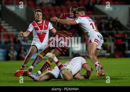 St Helens, Regno Unito, 10 agosto 2018. L Huddersfield Giants la Giordania Turner è affrontato da Sant Helens's Morgan Knowles 10 agosto 2018, totalmente Wicked Stadium, St Helens, Inghilterra; Betfred Super League Super 8s, St Helens v Huddersfield Giants; Credito: News immagini /Alamy Live News Foto Stock