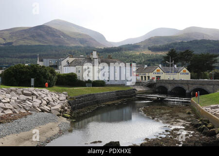 Newcastle, County Down, Irlanda del Nord. Il 10 agosto 2018. Regno Unito - previsioni del tempo - un miglioramento immagine in tutta la contea di Down questo pomeriggio con docce pesanti dando modo ai periodi soleggiati. Domani (sabato) vede l'annuale Festival di Newcastle di volo hanno luogo presso la cittadina di mare. Il diritto d'autore David Hunter/Alamy Live News. Foto Stock