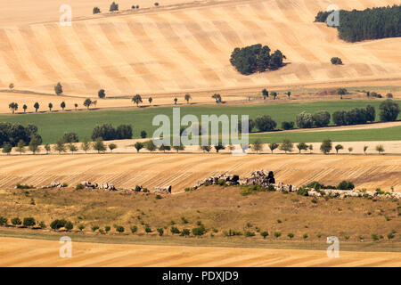 Stecklenberg, Germania. 07 Ago, 2018. Vista dalle rovine del castello di Lauenburg. Il castello fu costruito agli inizi del XII secolo e fu menzionato per la prima volta in documenti in 1164. La rovina è solo a pochi chilometri di distanza dal Teufelsmauer (lit.'Devil parete dell') ed è una rinomata stazione di escursionismo. Alla fine del XV secolo il castello perse la sua importanza e fu poi utilizzato come cava. Credito: Klaus-Dietmar Gabbert/dpa-Zentralbild/ZB/dpa/Alamy Live News Foto Stock