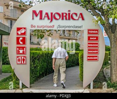 Manacor, Mallorca, Spagna. Xviii oct, 2004. Un turista passeggiate attraverso la pubblicità ingresso ad arco a Majorica retail outlet nella città di Manacor in spagnolo Mallorca dove il suo famoso man-made fabbricato le perle sono venduti. È un luogo popolare per i turisti in visita a. Credito: Arnold Drapkin/ZUMA filo/Alamy Live News Foto Stock