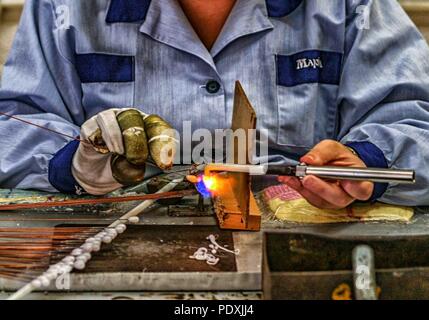 Manacor, Mallorca, Spagna. Xviii oct, 2004. Donne al lavoro nella perla Majorica fabbrica nella città di Manacor in spagnolo di Mallorca. La sua famosa man-made fabbricato le perle sono fabbricati qui in un delicato processo di produzione inventato nel 1890 che è visibile ai turisti. Credito: Arnold Drapkin/ZUMA filo/Alamy Live News Foto Stock