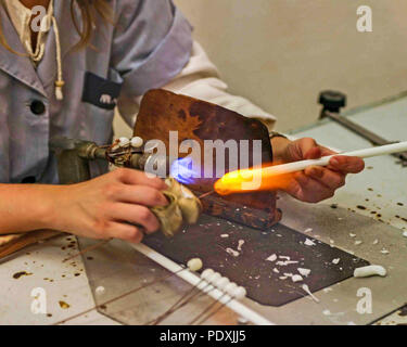 Manacor, Mallorca, Spagna. Xviii oct, 2004. Donne al lavoro nella perla Majorica fabbrica nella città di Manacor in spagnolo di Mallorca. La sua famosa man-made fabbricato le perle sono fabbricati qui in un delicato processo di produzione inventato nel 1890 che è visibile ai turisti. Credito: Arnold Drapkin/ZUMA filo/Alamy Live News Foto Stock