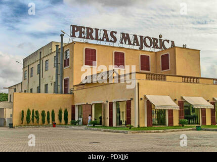 Manacor, Mallorca, Spagna. Xviii oct, 2004. La perla Majorica fabbrica nella città di Manacor in spagnolo di Mallorca. La sua famosa man-made fabbricato le perle sono fabbricati qui in un delicato processo di produzione inventato nel 1890. Si tratta di una popolare destinazione turistica. Credito: Arnold Drapkin/ZUMA filo/Alamy Live News Foto Stock