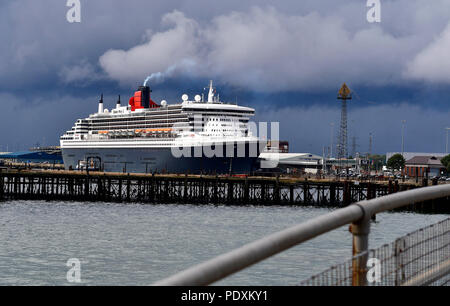 Southampton, Regno Unito, 10 agosto 2018. Cunard 's flag ship e un vero ocean liner Queen Mary 2, arrivare a vapore fino a Southampton Docks per la sua partenza stasera lungo con Cunard Line e la sorella di navi Queen Victoria e Elizabeth 2.(QE2) al credito Gary Blake /Alamy Live Foto Stock