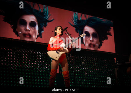 Norvegia, Oslo - Agosto 10, 2018. Il cantante americana, compositore e musicista San Vincenzo esegue un concerto dal vivo durante il norvegese music festival Øyafestivalen 2018 a Oslo. (Photo credit: Gonzales foto - Tord Litleskare). Credito: Gonzales foto/Alamy Live News Foto Stock