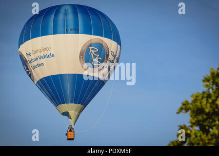 Bristol, Regno Unito. 11 Agosto, 2018. Palloncini colorati al quarantesimo anniversario della International Balloon Fiesta. Palloncini riempire i cieli intorno il ponte sospeso di Clifton e le aree circostanti. Andrew Coleman/Alamy Live News Foto Stock