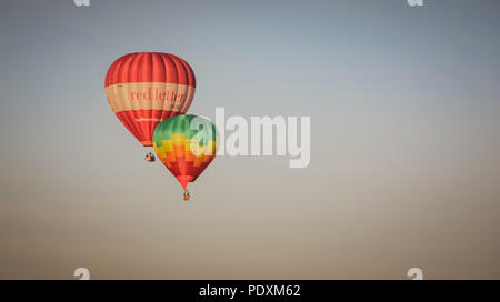 Bristol, Regno Unito. 11 Agosto, 2018. Palloncini colorati al quarantesimo anniversario della International Balloon Fiesta. Palloncini riempire i cieli intorno il ponte sospeso di Clifton e le aree circostanti. Andrew Coleman/Alamy Live News Foto Stock