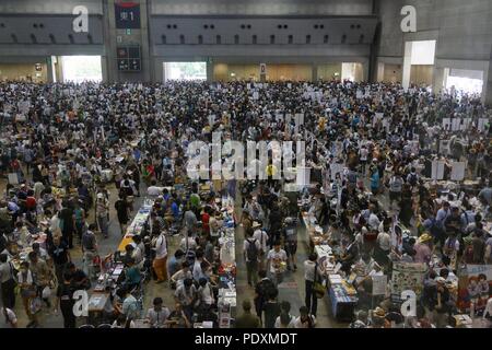 Tokyo, Giappone, 11 ago 2018. Anime Fan e cosplayers raccogliere durante il Comic Market 94 (Comiket) evento presso il Tokyo Big Sight il 11 agosto 2018, Tokyo, Giappone. La manifestazione annuale che ha iniziato nel 1975 si concentra su manga e anime, gioco e cosplay. Gli organizzatori si aspettano più di 500.000 visitatori a frequentare i 3 giorni della manifestazione. Credito: Rodrigo Reyes Marin/AFLO/Alamy Live News Foto Stock