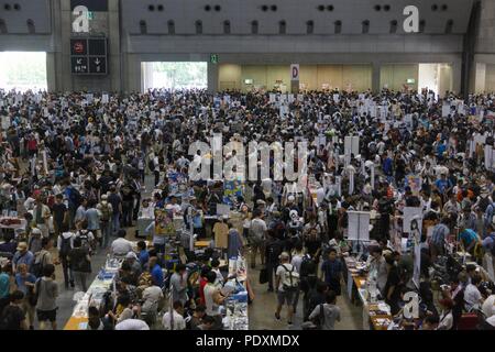 Tokyo, Giappone, 11 ago 2018. Anime Fan e cosplayers raccogliere durante il Comic Market 94 (Comiket) evento presso il Tokyo Big Sight il 11 agosto 2018, Tokyo, Giappone. La manifestazione annuale che ha iniziato nel 1975 si concentra su manga e anime, gioco e cosplay. Gli organizzatori si aspettano più di 500.000 visitatori a frequentare i 3 giorni della manifestazione. Credito: Rodrigo Reyes Marin/AFLO/Alamy Live News Foto Stock