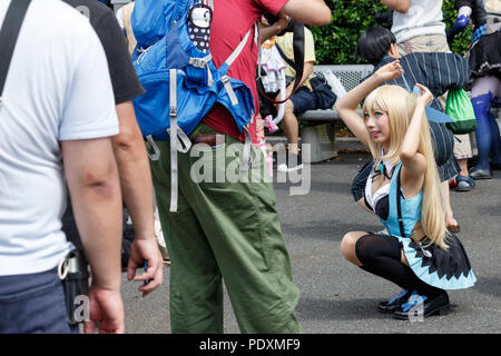 Tokyo, Giappone, 11 ago 2018. Un cosplayer pone per un fotografo durante il Comic Market 94 (Comiket) evento presso il Tokyo Big Sight il 11 agosto 2018, Tokyo, Giappone. La manifestazione annuale che ha iniziato nel 1975 si concentra su manga e anime, gioco e cosplay. Gli organizzatori si aspettano più di 500.000 visitatori a frequentare i 3 giorni della manifestazione. Credito: Rodrigo Reyes Marin/AFLO/Alamy Live News Foto Stock