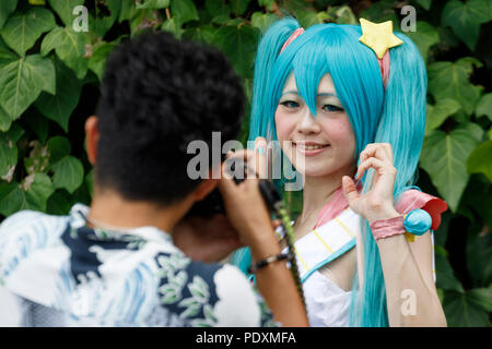 Tokyo, Giappone, 11 ago 2018. Un cosplayer pone per un fotografo durante il Comic Market 94 (Comiket) evento presso il Tokyo Big Sight il 11 agosto 2018, Tokyo, Giappone. La manifestazione annuale che ha iniziato nel 1975 si concentra su manga e anime, gioco e cosplay. Gli organizzatori si aspettano più di 500.000 visitatori a frequentare i 3 giorni della manifestazione. Credito: Rodrigo Reyes Marin/AFLO/Alamy Live News Foto Stock