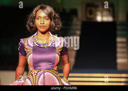 Londra, UK, 10 agosto 2018. Pomeriggio sfilata, modelli indossando disegni da Blazer Kachi (Nigeria), Misericordia Azupwah (Ghana), Sista da Eyoro (Nigeria), Sarayaa (Senegal), George Amua (Ghana), Belois Couture (Nigeria), Evelyne Babin (Tanzania), TIKZN (Sud Africa) Africa Fashion Week presenta oltre 100 designer di Massone's Hall di Covent Garden. Foto Stock