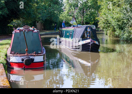 Blisworth. Northamptonshire. U.K. Meteo. 11 agosto 2018. Un luminoso giorno dopo la pioggia di ieri per il popolo sulla loro narrowboats viaggiando lungo il Grand Union Canal. Credito: Keith J Smith./Alamy Live News Foto Stock