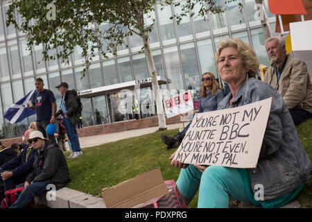 Glasgow, Scozia, il 11 agosto 2018. Indipendenza Pro-Scottish sostenitori protestare contro una polarizzazione percepita della BBC contro la Scozia e la pro-Scottish indpendence movimento. Circa 300 persone hanno preso parte alla protesta al di fuori della BBC a Pacific Quay, a Glasgow in Scozia. Credito di immagine: Jeremy Sutton-Hibbert/ Alamy News. Foto Stock