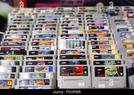 Printworks, Londra, Regno Unito. 11 agosto 2018. Persone giocare alla PLAY Expo di Londra al Printworks, con molti originali macchine arcade, flipper, console, giochi per computer e gli oggetti da collezione. Credito: Matteo Chattle/Alamy Live News Foto Stock