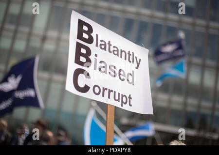 Glasgow, Scozia, il 11 agosto 2018. Indipendenza Pro-Scottish sostenitori protestare contro una polarizzazione percepita della BBC contro la Scozia e la pro-Scottish indpendence movimento. Circa 300 persone hanno preso parte alla protesta al di fuori della BBC a Pacific Quay, a Glasgow in Scozia. Credito di immagine: Jeremy Sutton-Hibbert/ Alamy News. Foto Stock