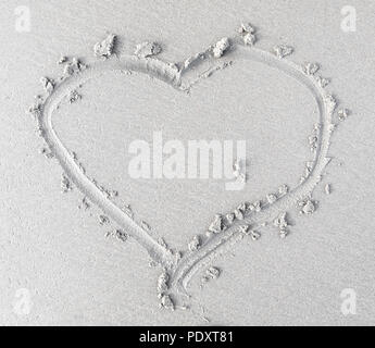 Cuore disegnato nella sabbia bagnata. Sfondo di spiaggia. Vista superiore Foto Stock