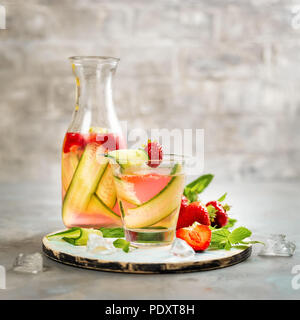 Aggiornamento di ghiaccio freddo estate dring con Fragola, cetrioli e menta Foto Stock