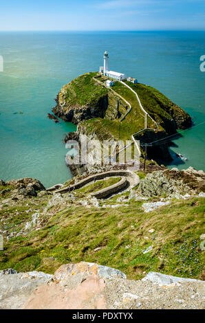 Una vista del famoso faro a sud di stack, vicino a Holyhead, Anglesey, Galles del Nord Foto Stock