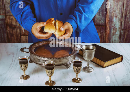 La comunione di vita ancora vino, pane e la Bibbia, spezzando il pane in chiesa durante la comunione Foto Stock