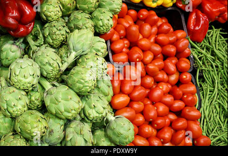 Le verdure sul bancone del negozio Foto Stock