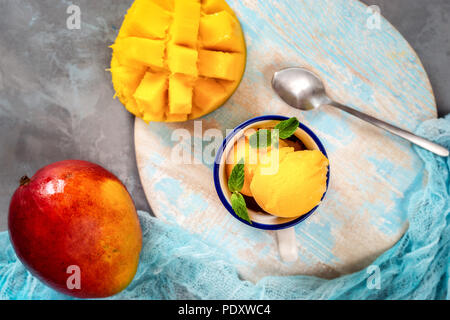 Vista superiore del sorbetto di mango in tazza con mango fruit Foto Stock
