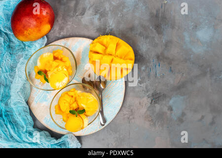 Vista superiore del sorbetto di mango in tazza con mango fruit. Spazio di copia Foto Stock