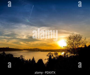 Cielo di tramonto su Burrard ingresso con il centro di Vancouver in background Foto Stock