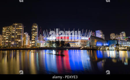 VANCOUVER, BC, Canada - NOV 16,2015: BC Place, in False Creek, visualizzando il tricolore francese come una dimostrazione di sostegno nella settimana a seguito degli attentati di Parigi. Foto Stock